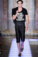 Load image into Gallery viewer, T-shirt MOSCHINO “More scores than casanova”
